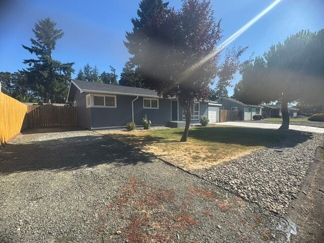 Building Photo - Great 3-Bedroom, 2-Bath Ranch Style Home w...