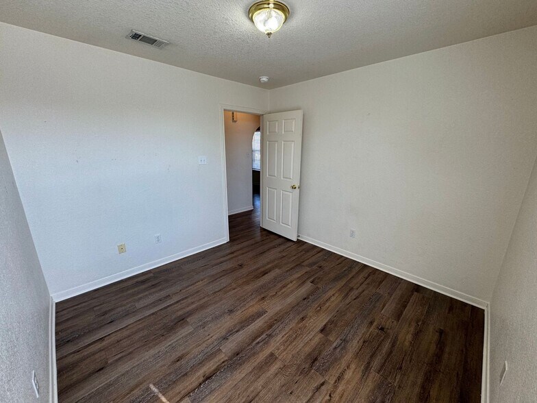 Building Photo - 1606 Dugger Cir