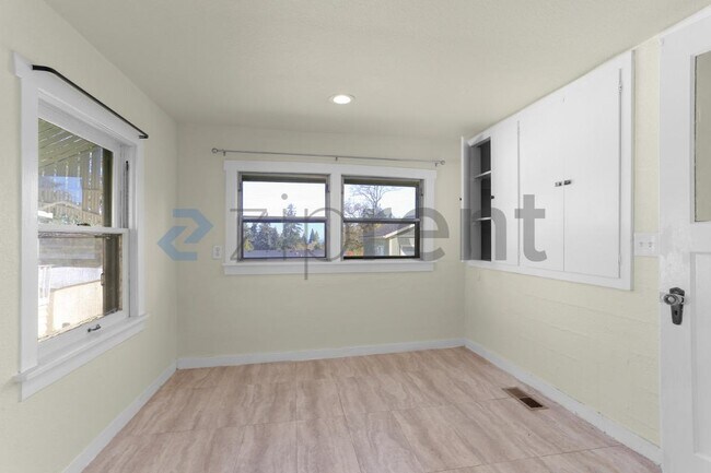 Building Photo - 5526 S Avon St