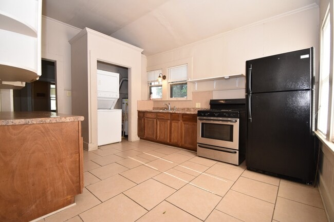 Building Photo - Large Centrally Located Home