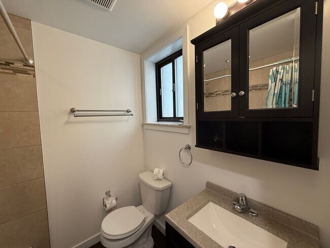 Building Photo - Newly Renovated Triplex East Passyunk