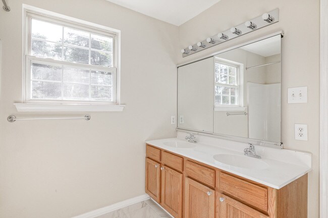 Building Photo - 1396 Tristram Cir