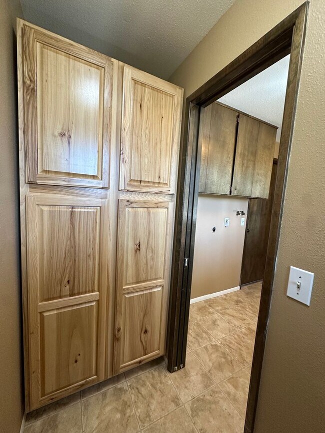 Building Photo - 3 Bed | 2 Bath | 1.17 Acres | Single-Level Home | Mountain Views