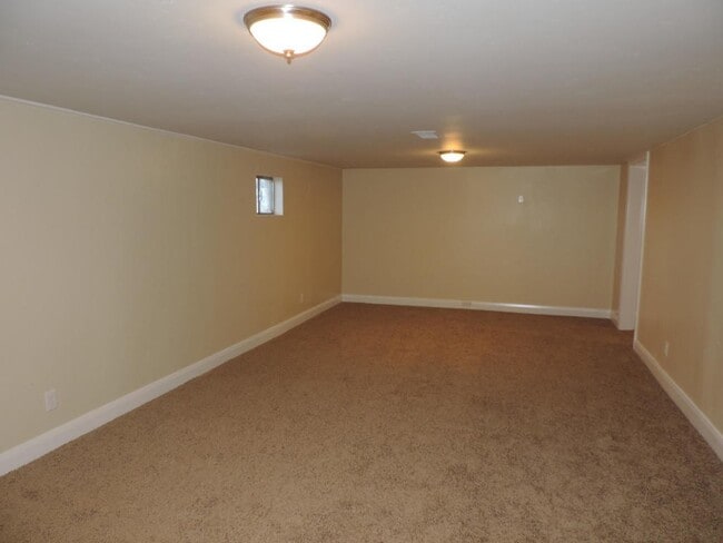 Building Photo - Dog Friendly - 4 Bedroom with Granite Counter tops.