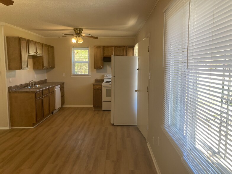 Building Photo - 202 Mountain View Dr