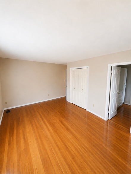 Master bedroom (unfurnished) - 212 Dauntly St