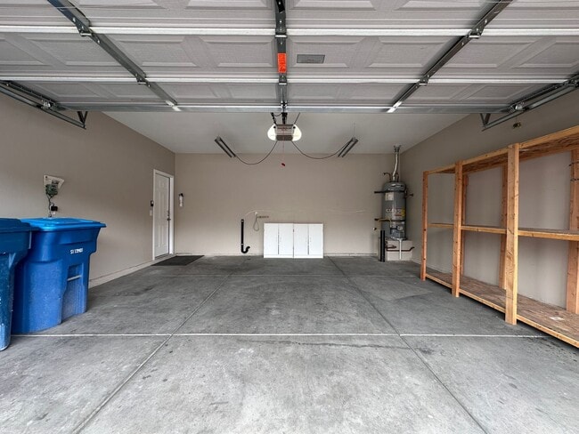 Building Photo - Spacious single story home w/3 beds, 2 bath, den, 2 car garage, near everything.