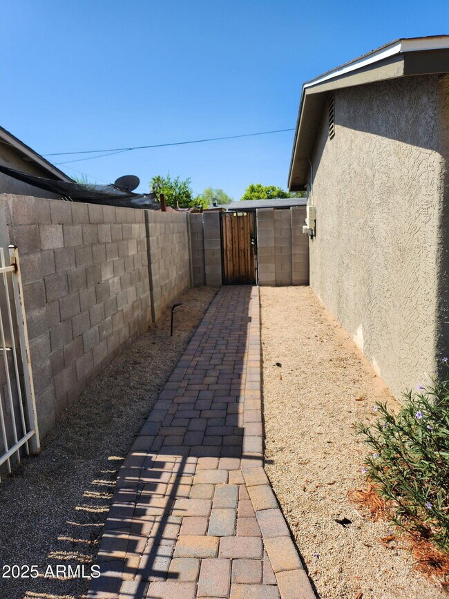 Building Photo - 2507 E Campo Bello Dr