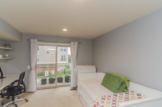 Building Photo - Beautiful and within walking distance to a...