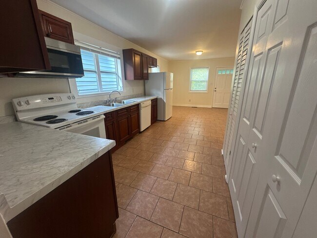 Building Photo - Charming Downtown Gem with Walkable Location Near Soda Pop District - Pet Friendly!