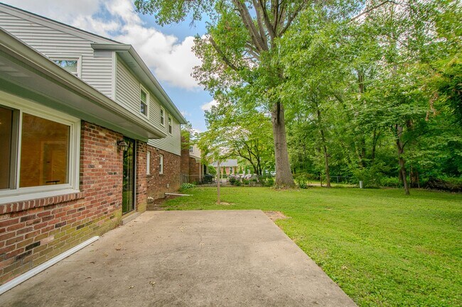 Building Photo - Recently Updated! 4 Bed/2.5 bath