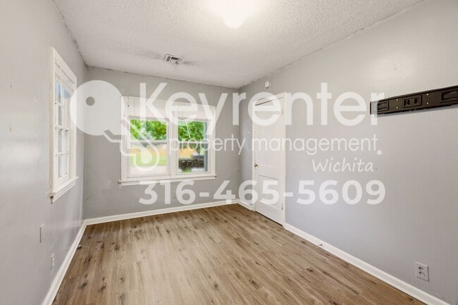 Building Photo - 915 N Harding Ave
