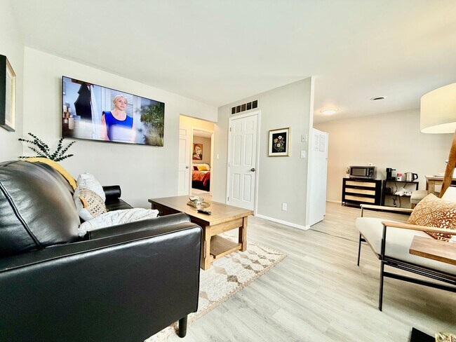 Building Photo - Cozy Two Bedroom Apartment in the City Center