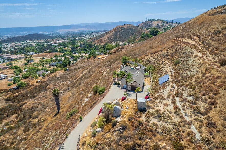 Building Photo - 27495 Linnel Ln