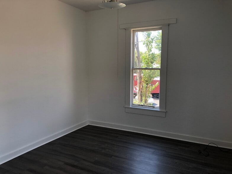 Building Photo - 125 NE Whitman St