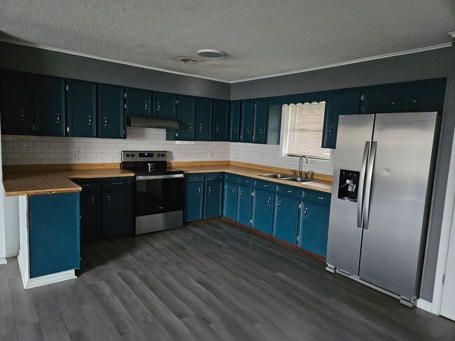 Building Photo - 3 Bed/1.5 Bath Brick House