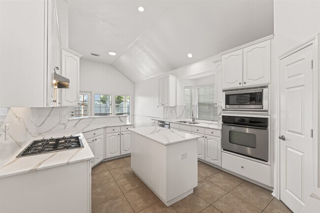 Building Photo - 1015 Longdraw Dr