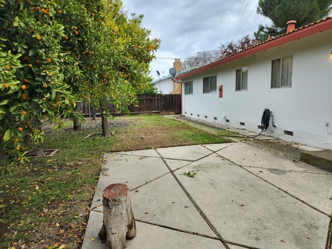 Building Photo - 427 Esperanza Way