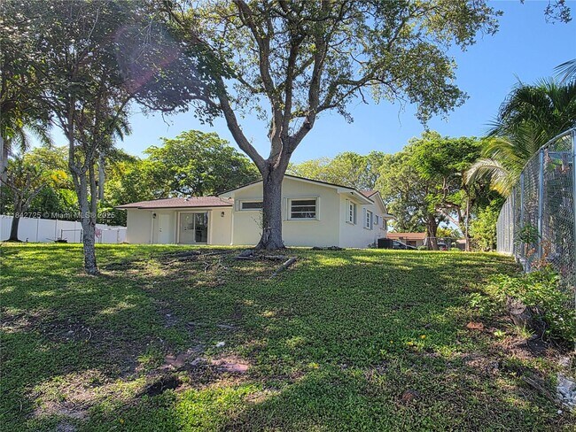 Building Photo - 13920 Kendale Lakes Blvd
