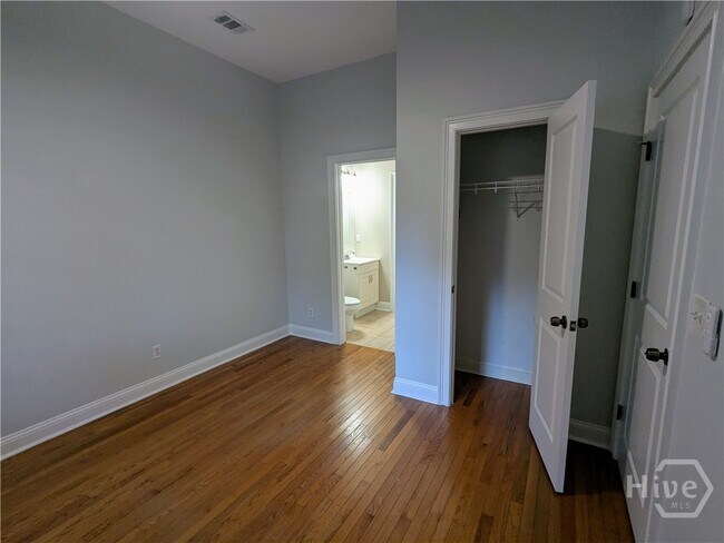 Building Photo - 305 E Duffy St