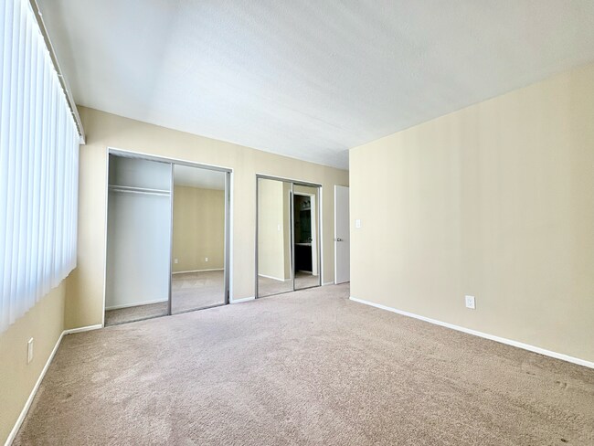 Building Photo - 14542 Burbank Blvd