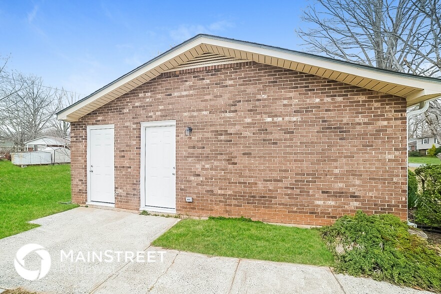 Building Photo - 470 Creekway Dr