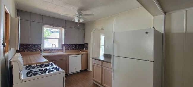 Building Photo - 2 Bedroom 1 Bath Home