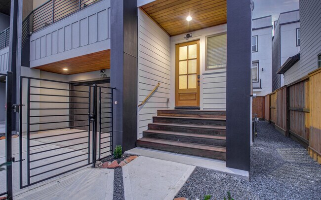 Building Photo - 2315 Sherwin St