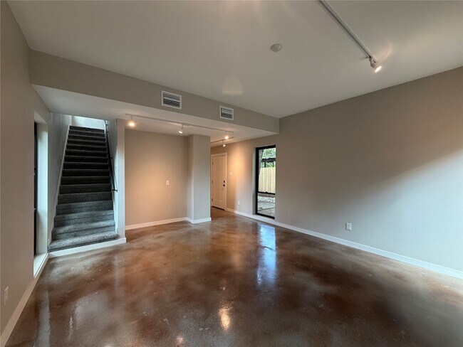 Building Photo - 957 Woods Ave