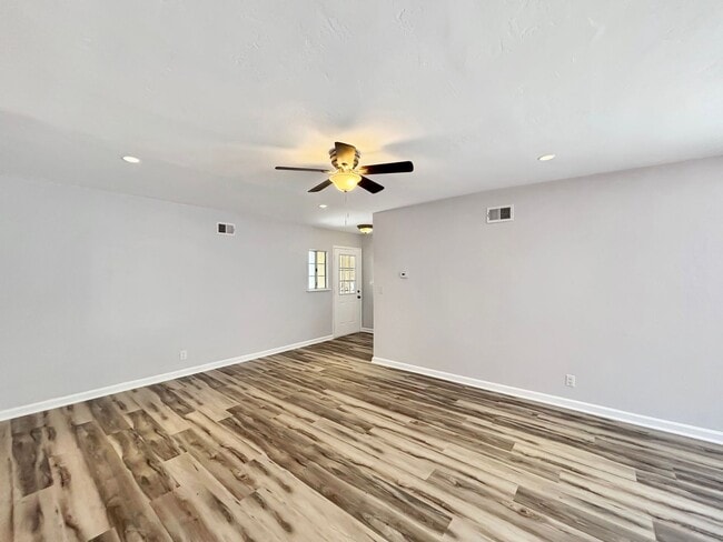 Building Photo - Gorgeous 3B/2BA House in Paradise Hills W/...