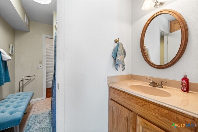 Building Photo - 619 Strings Dr