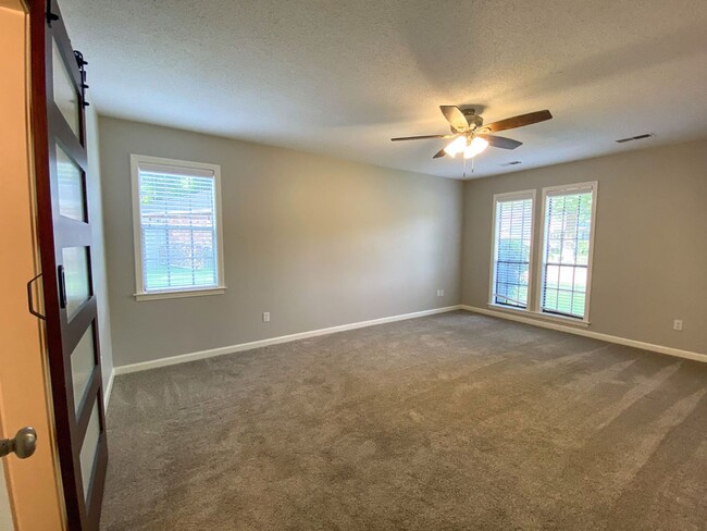 Building Photo - Updated 4 bed, 2 bath near 385 and Fed Ex ...