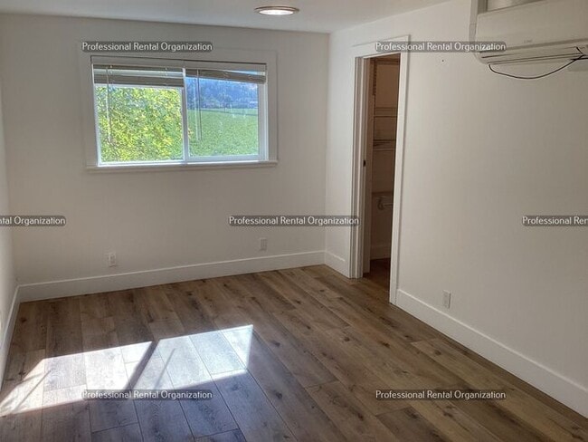 Building Photo - Wine County Cottage Delight