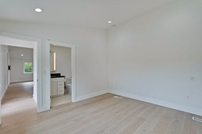 Building Photo - Gorgeous 4 Bed 3 Bath House on a Corner Lot!