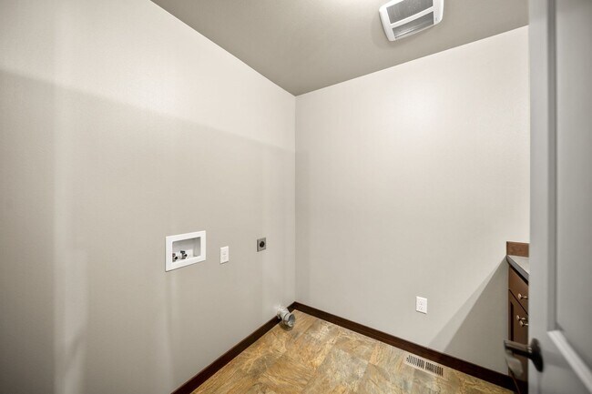 Building Photo - 229 Sun Valley Dr