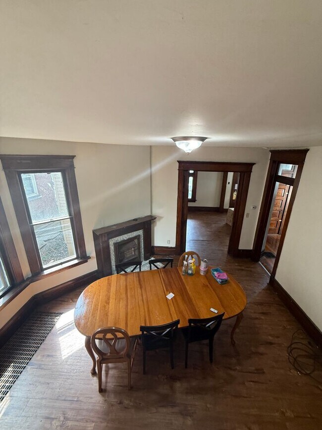 Building Photo - Large 7 bedroom, 2 bath home.