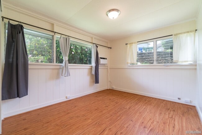 Building Photo - Rarely Available 3BA/2BA/2 Pkg SF in Aiea ...