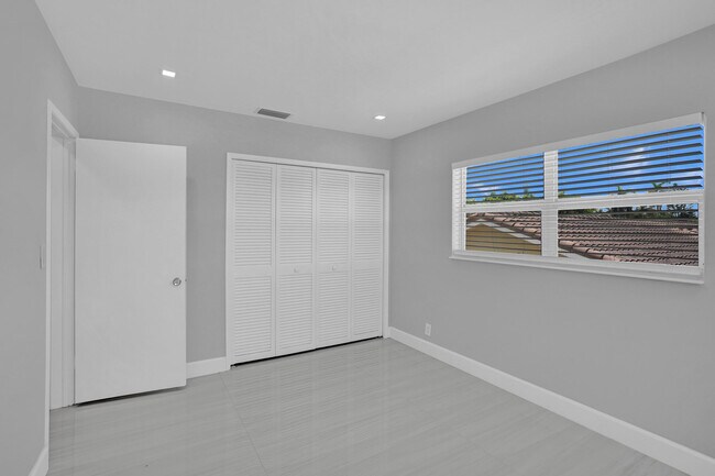 Building Photo - 2755 NE 28th Ave