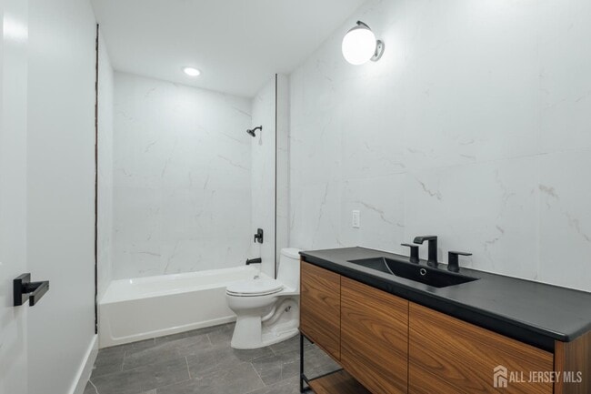 Building Photo - 90 Hollywood Ave