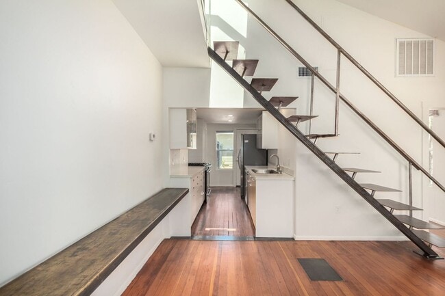 Building Photo - Gorgeous Loft near Roosevelt Row!