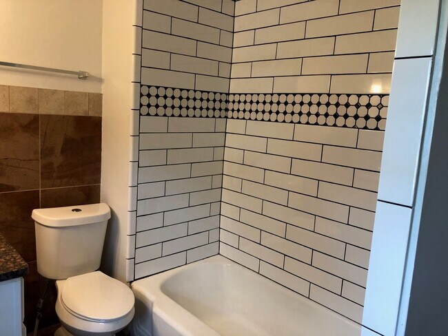 Building Photo - Renovated 2BR House.