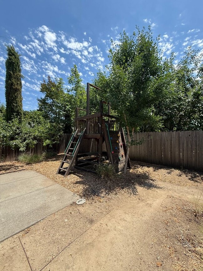 Building Photo - 2 Bedroom 1 Bathroom Updated Single Family...
