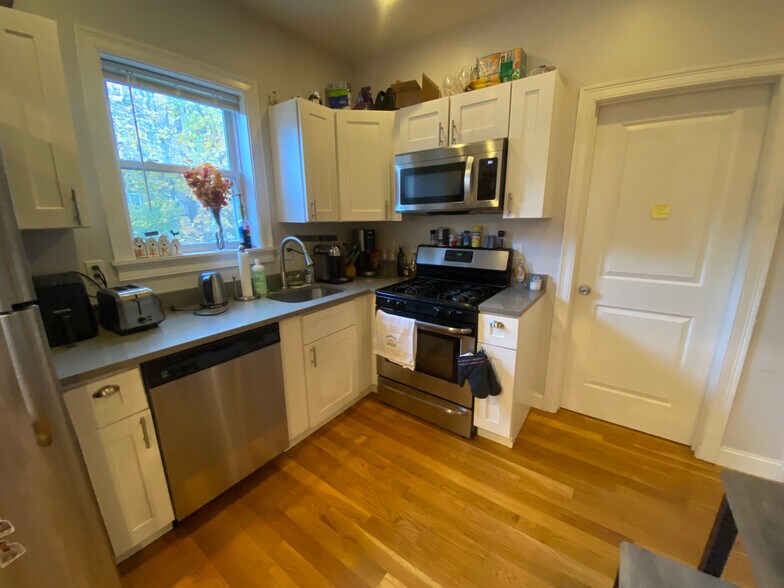 Building Photo - 719 Parker St