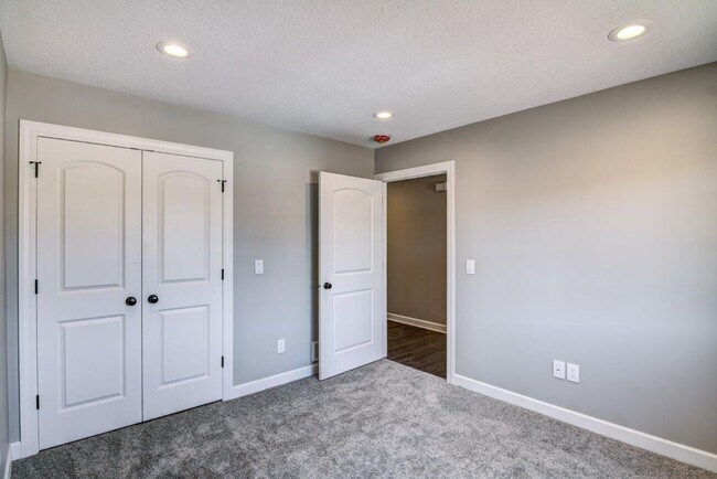 Building Photo - 3 Bedroom Town Home, Association Maintaine...