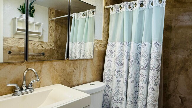 Building Photo - 2102 Lake Osborne Dr