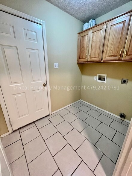 Building Photo - 207 H St