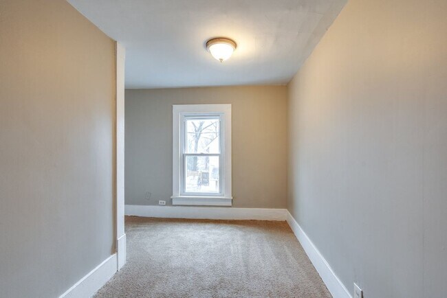 Building Photo - Spacious 3 Bedroom Akron Home