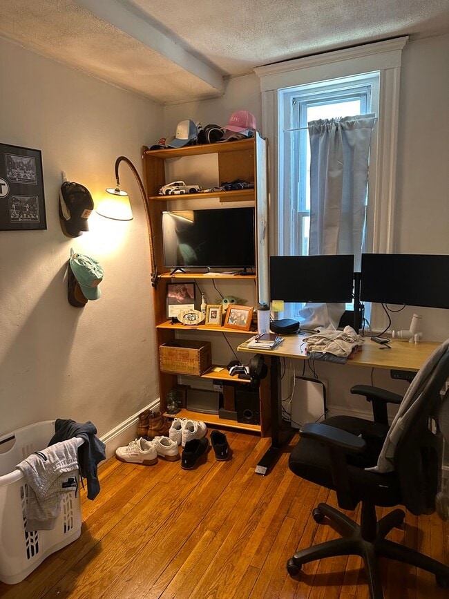 Building Photo - Don't miss out on this amazing deal!