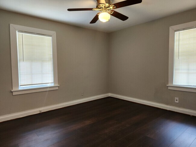 Building Photo - Charming 3-bedroom, 1.5-bathroom home located just a few blocks from Daffin Park