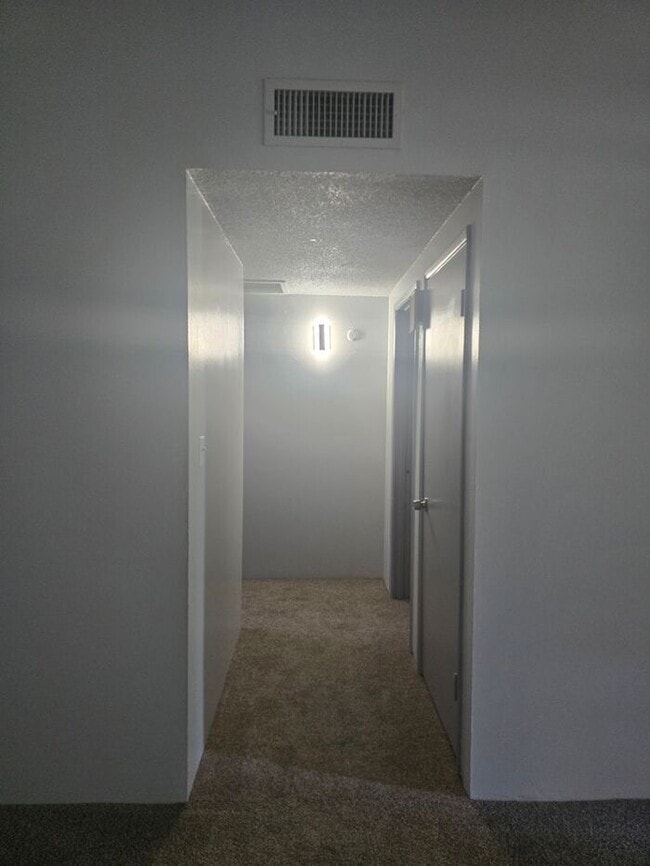 Building Photo - Large 2 bedroom Central location with AC!!